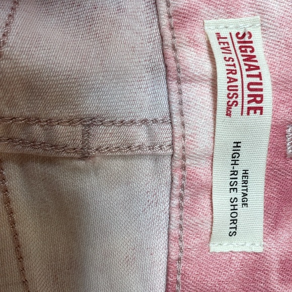 Levi Signature ladies denim stretch tie dye shorts. NWOT. Never worn. Size 12. - Picture 3 of 4